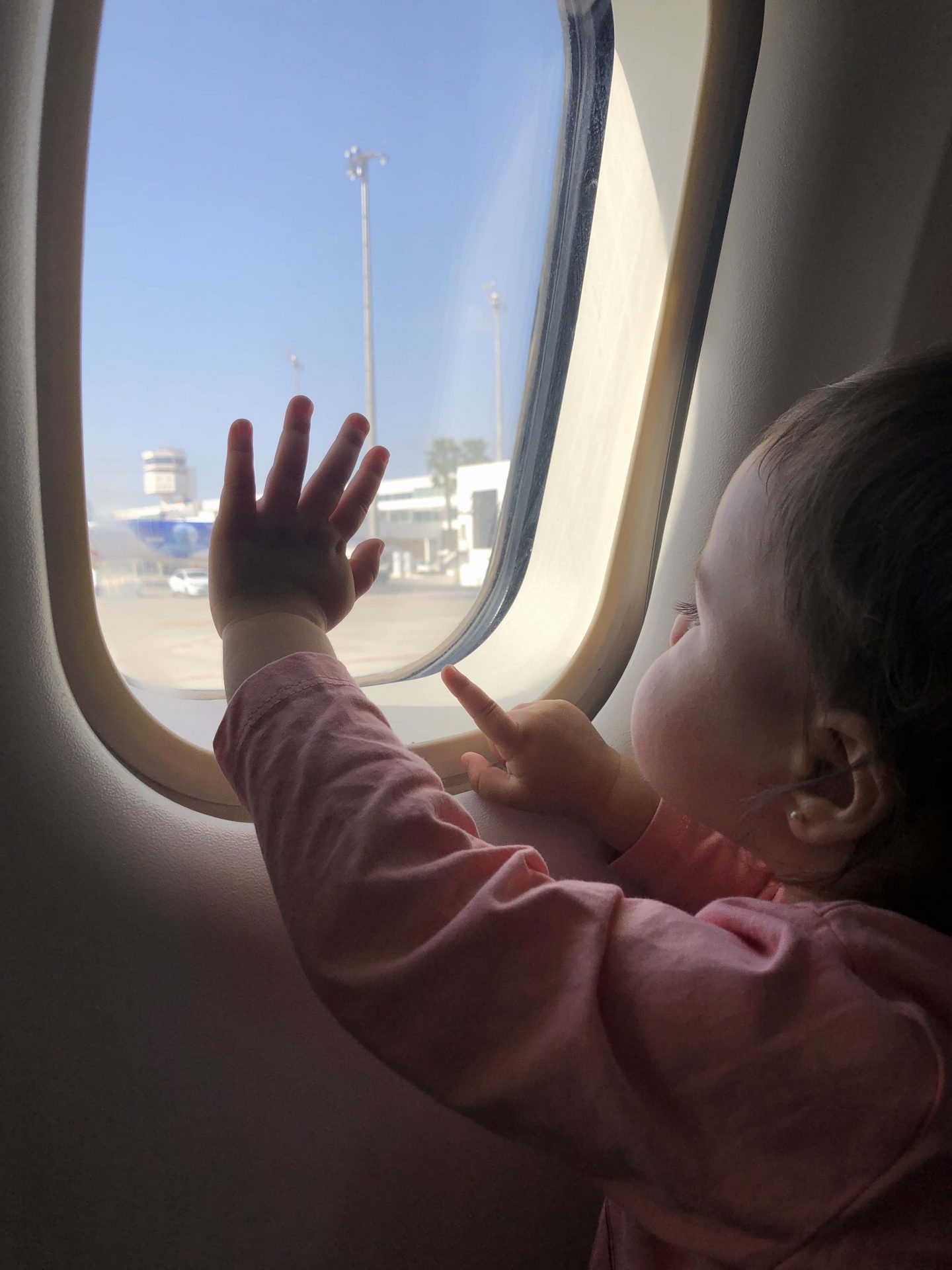 Consejos para viajar en avión con bebés o niños pequeños