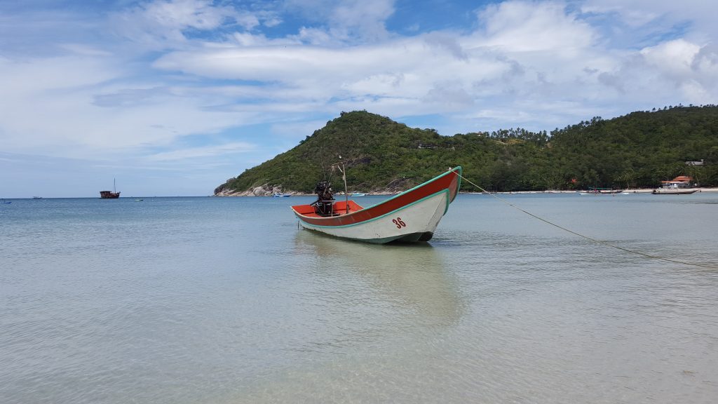 Bote de popa larga en Tailandia