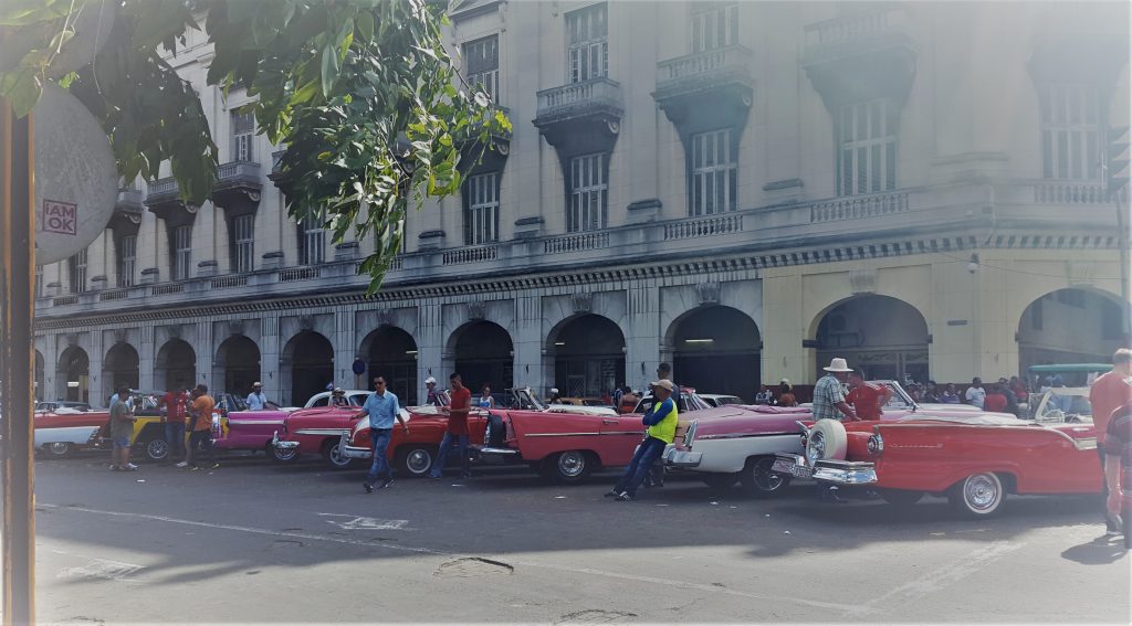 Coches de los años 50 y 60 siguen funcionando en La Habana