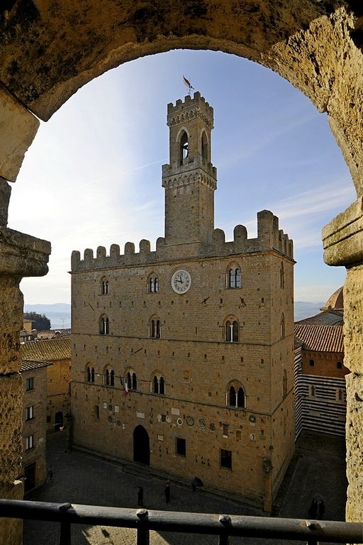 Palazzo Priori en Volterra por StefanoCari-CC-BY-SA-3.0