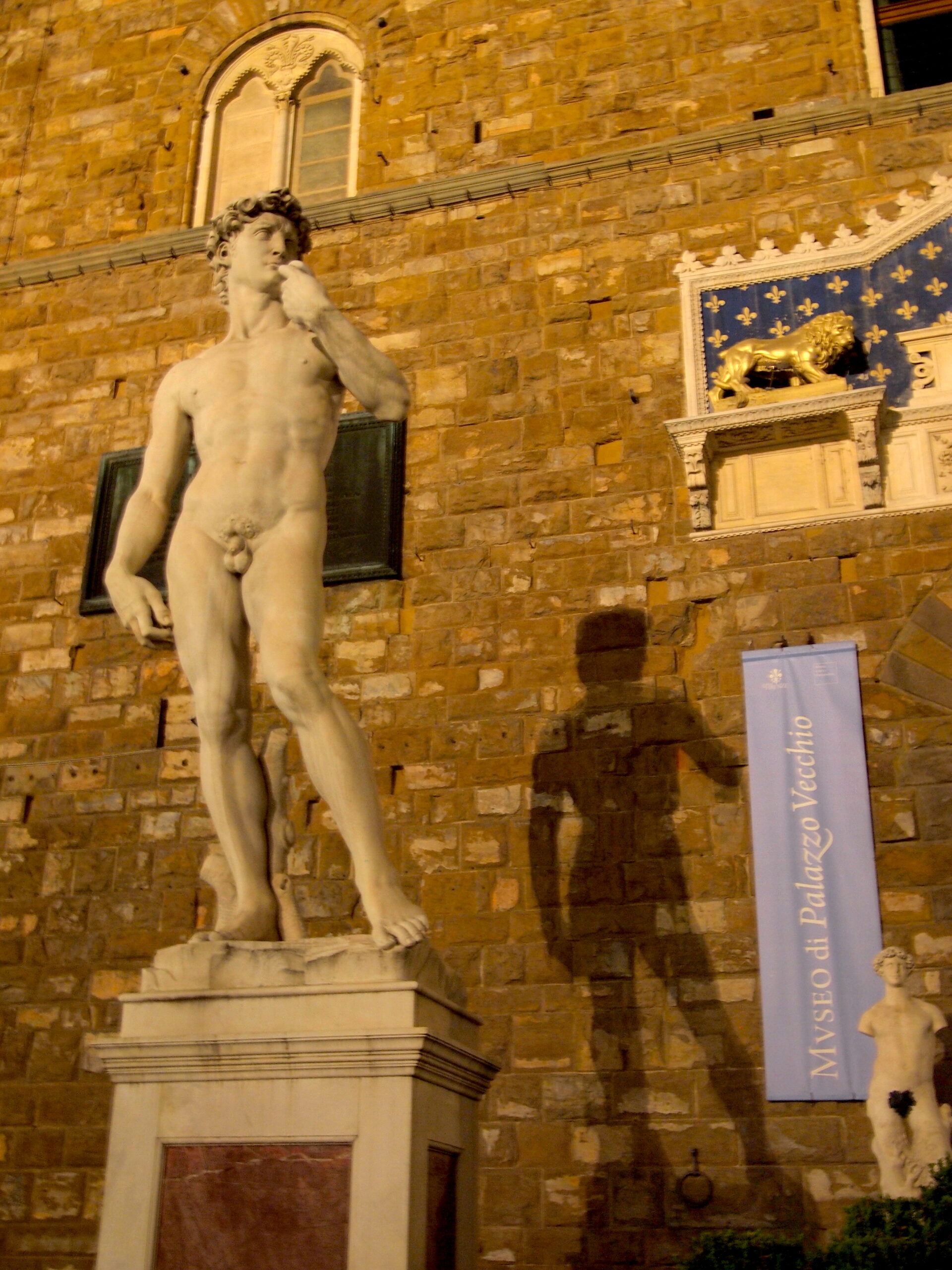 Réplica del David de Miguel Ángel en la Piazza della Signoria por Despacito por el Mundo.