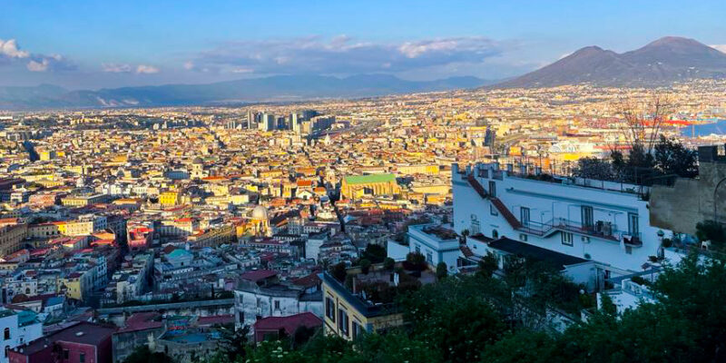 Vistas desde arriba de Nápoles por Despacito por el Mundo