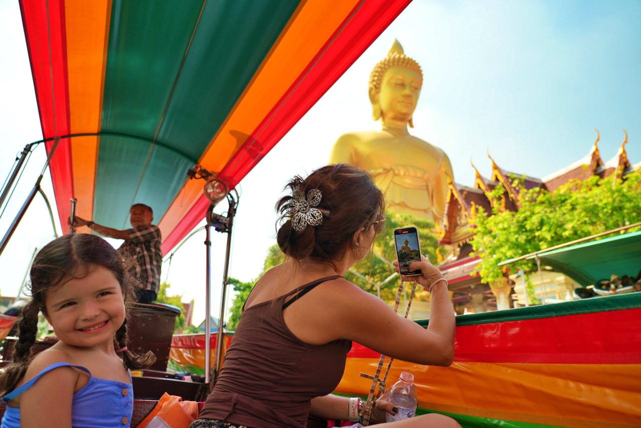 Templo Paknam Bhasicharoen desde los canales de Bangkok