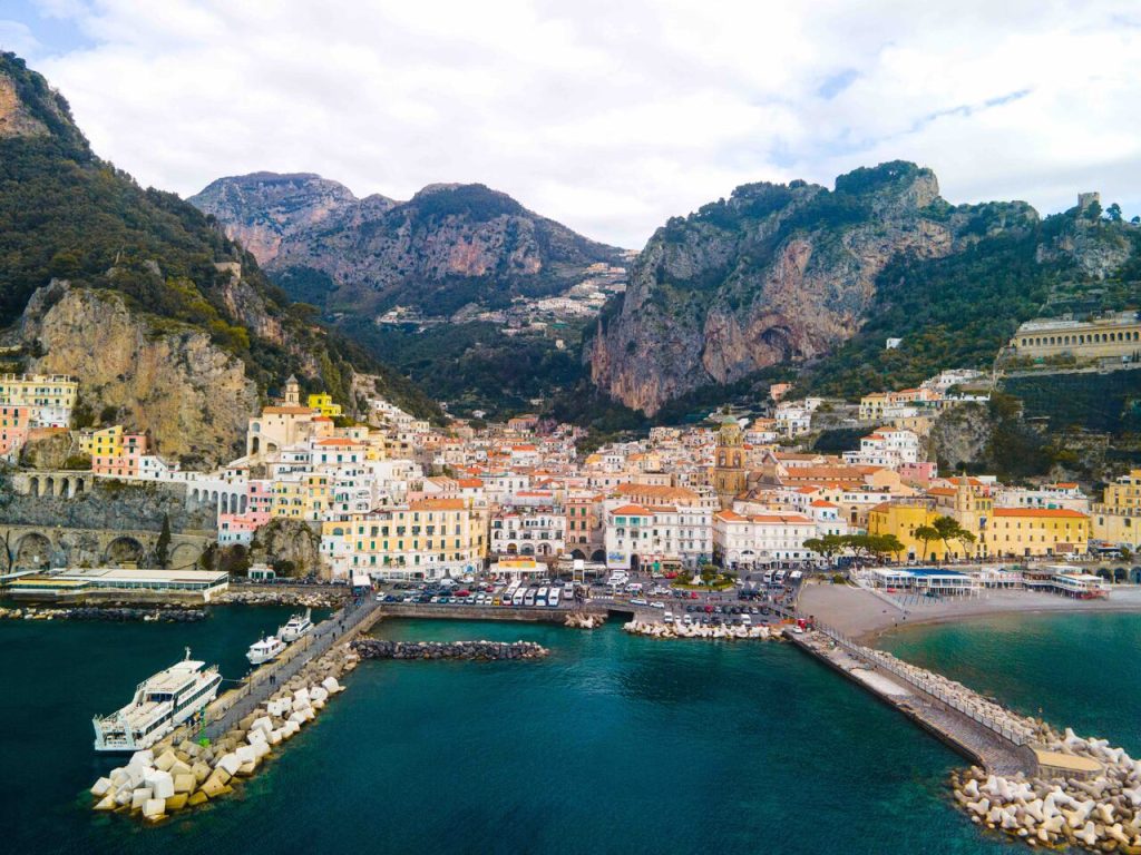 Amalfi desde dron de frente por Despacito por el Mundo