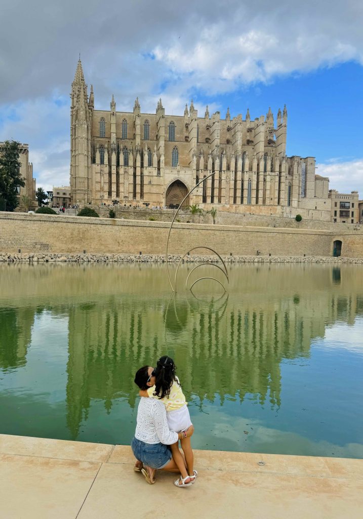 Daniela y mamá delante de la catedral de Palma de Mallorca por Despacito por el Mundo