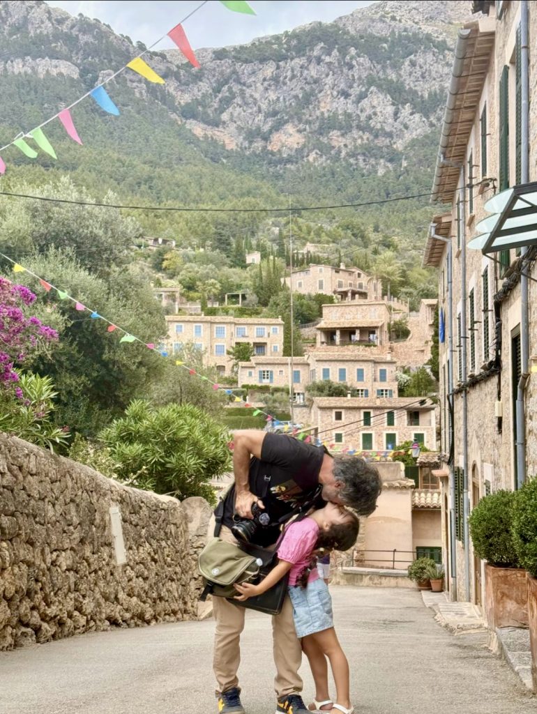 Daniela con papá en Deià