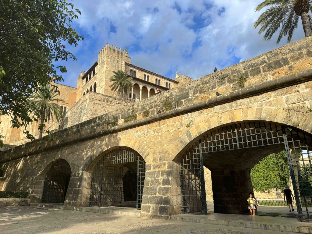 Palacio de la Almudaina y sus pasillos subterráneos que dan al jardín de los Reyes por Despacito por el Mundo