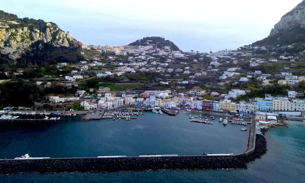 Puerto de Capri desde el aire por Despacito por el Mundo