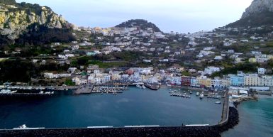 Puerto de Capri desde el aire por Despacito por el Mundo