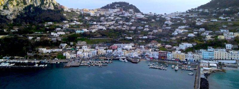 Puerto de Capri desde el aire por Despacito por el Mundo