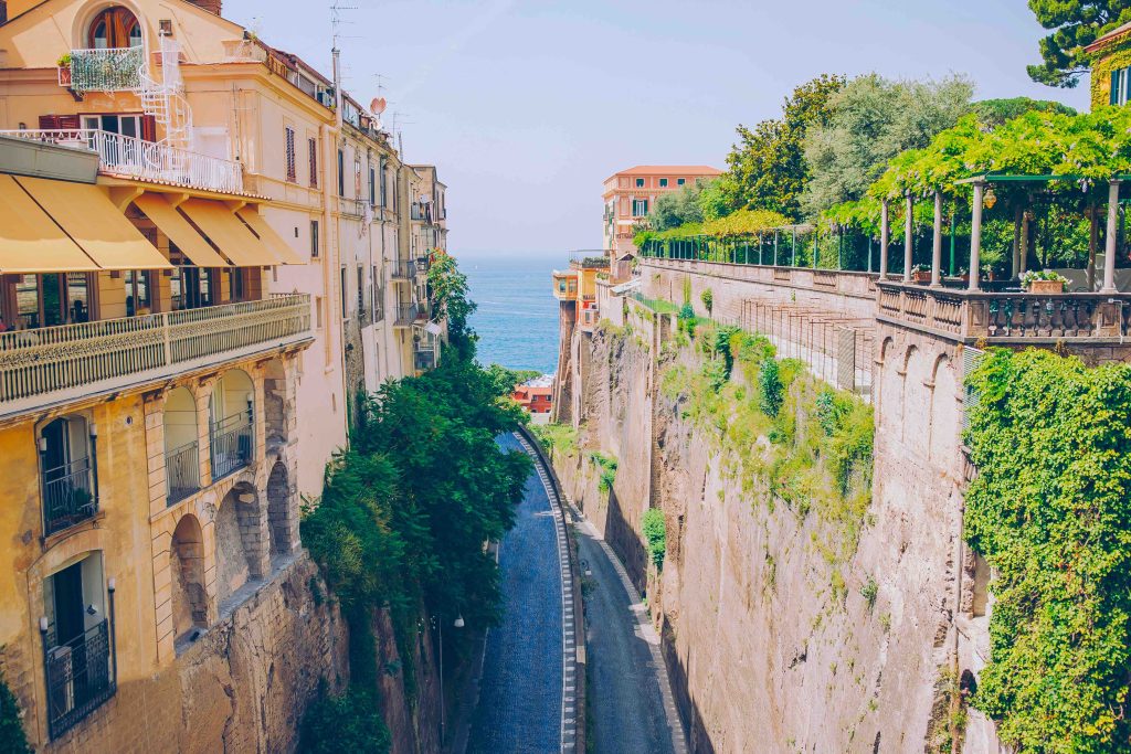 Sorrento-y-su-tren-via-Envato