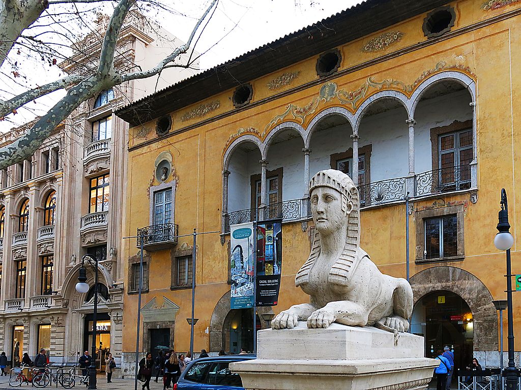 Casa Solleric con una de las leonas. Por Enric, CC BY-SA 4.0, via Wikimedia Commons