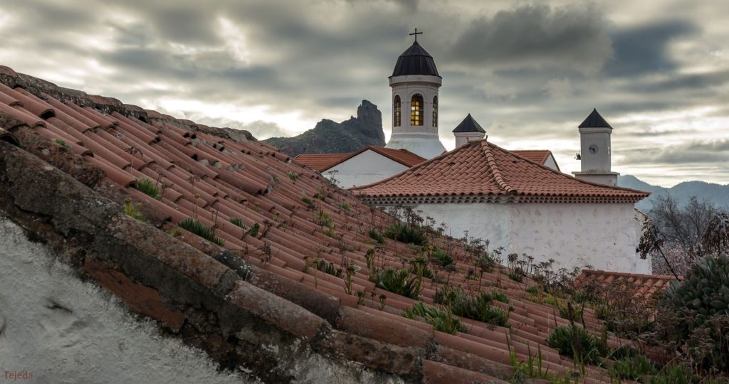 La iglesia de Tejeda con Bentayga al fondo por Bernardo Suarez Falcón