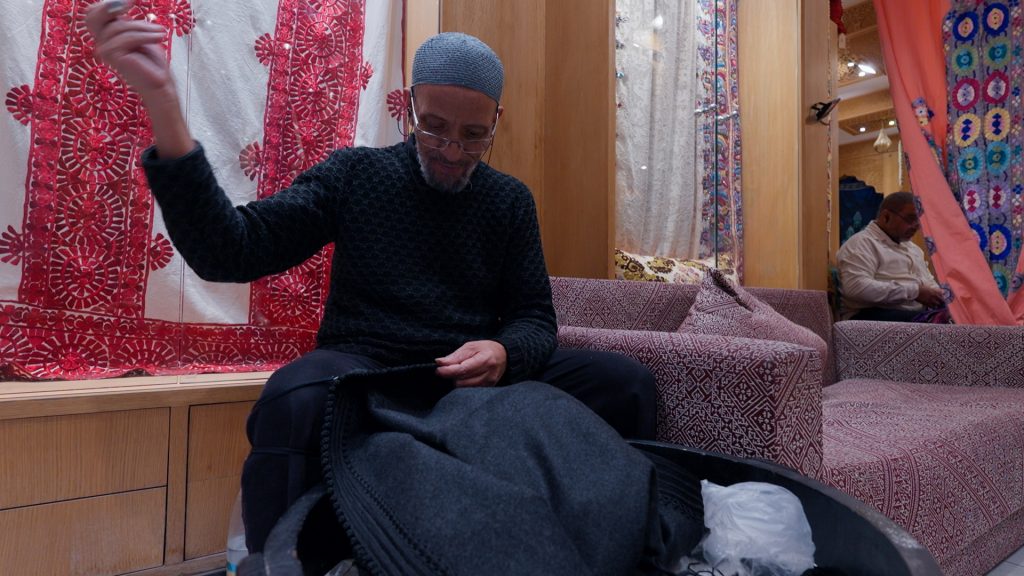 Hombre cosiendo seda marroquí