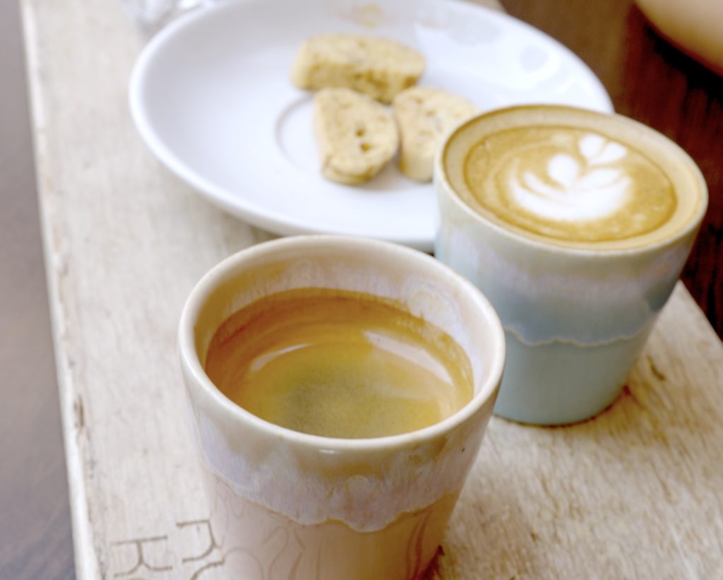 Café en el Kosybar de la plaza de los hojalateros